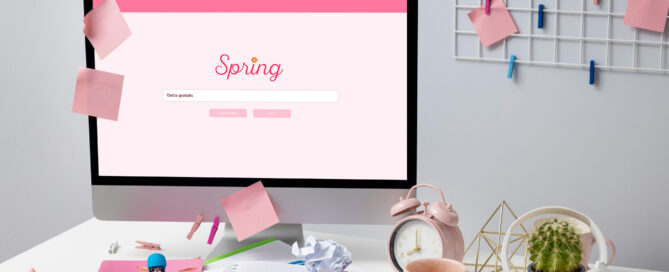 bureau créatif avec ordinateur qui cherche les meilleurs outils gratuits