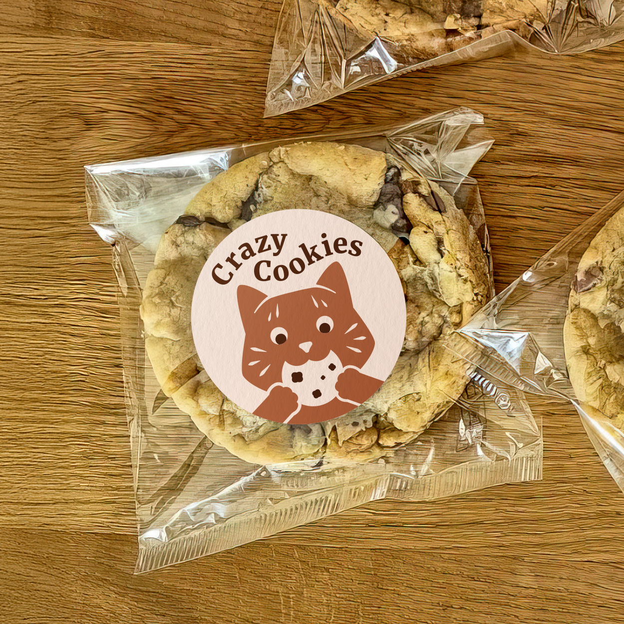 un cookie artisanal emballé avec du packaging brandé aux couleurs de l'identité visuelle créée sur mesure