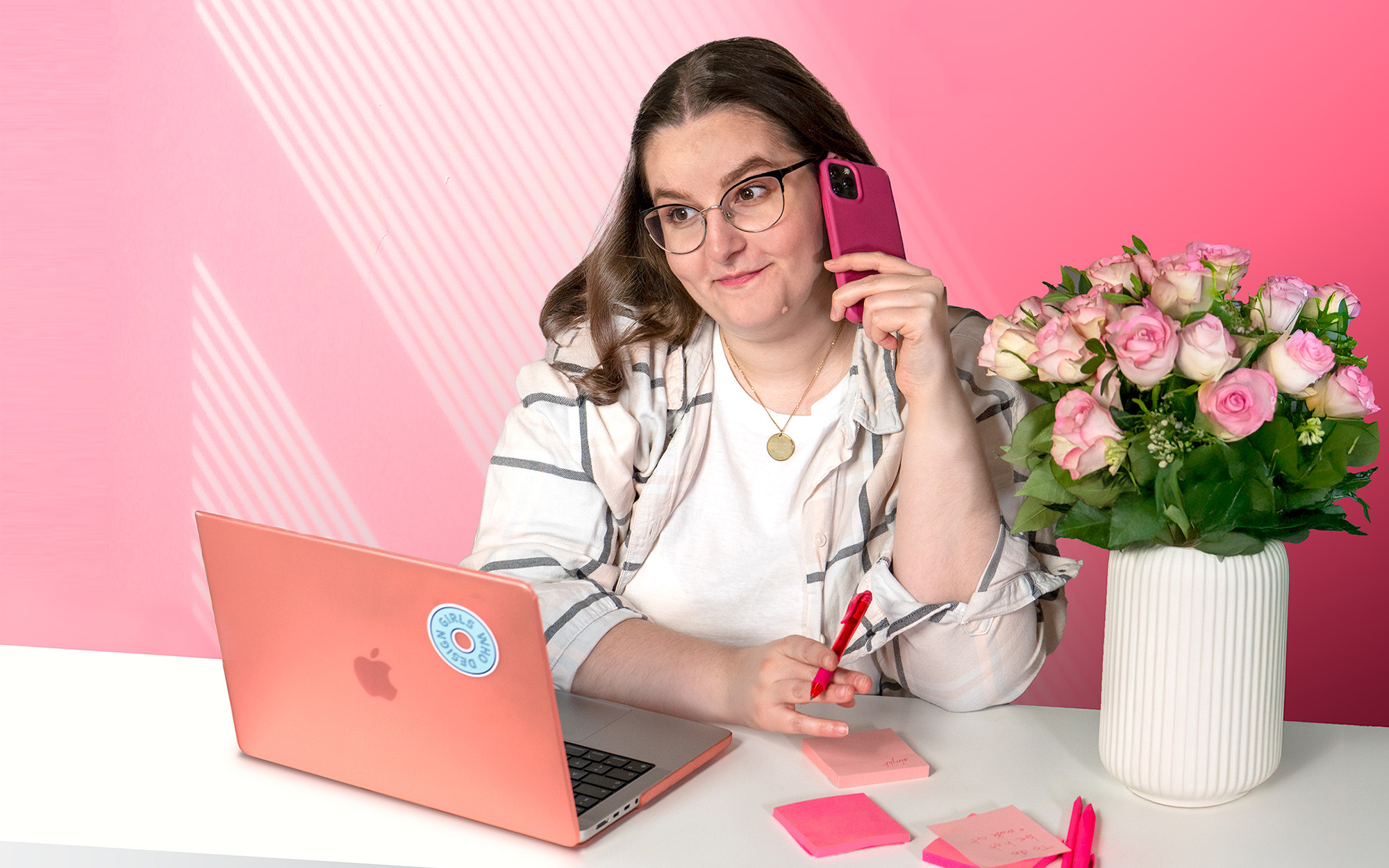 Elisa La Scala est au téléphone à son bureau et regarde son ordinateur
