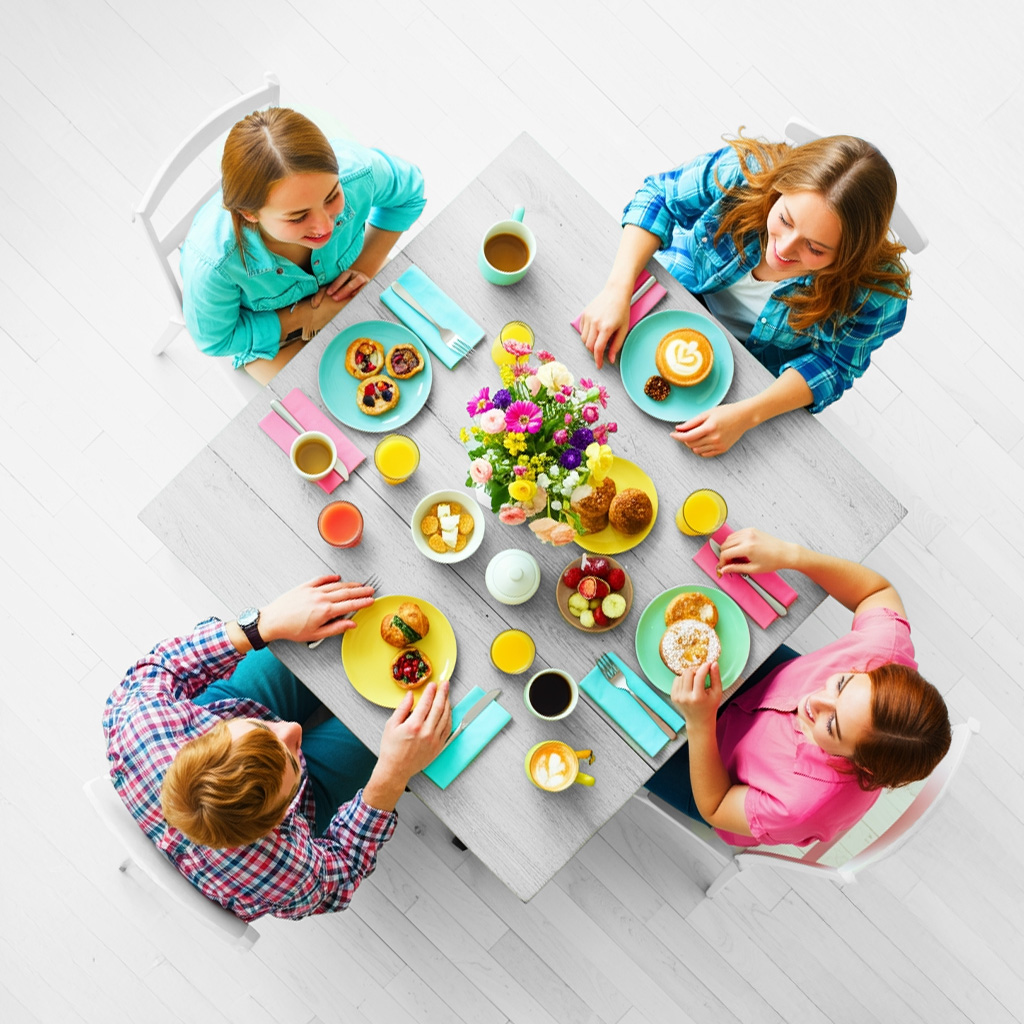 spring_monconcubinage_inspiration_logo une table carrée avec quatre personnes autour qui partagent un petit déjeuner. Démontre l'inspiration derrière l'identité visuelle