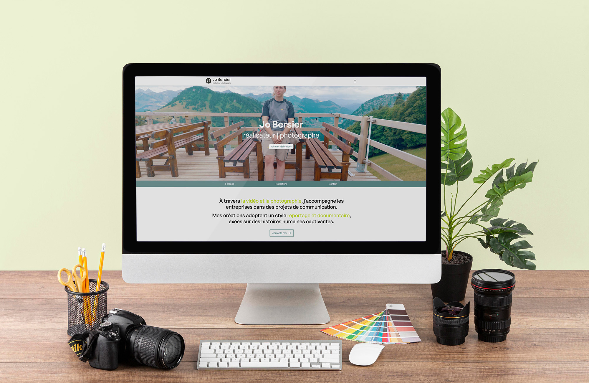 bureau avec matériel photographique et ordinateur ouvert sur le site web de Jo Bersier